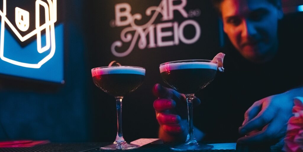 Com pista de dança e drinks autorais, Bar do Meio conquista o público curitibano