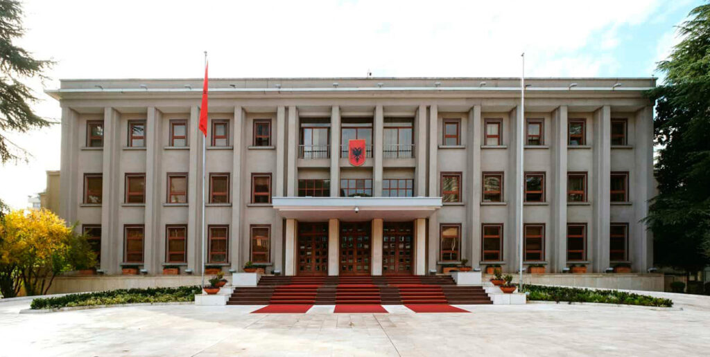 Albânia nomeia ministra criada por IA para combater a corrupção; entenda.