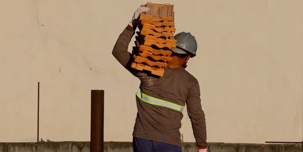 Empresas não podem demitir ou recusar contratações por ideologia política, alerta especialista