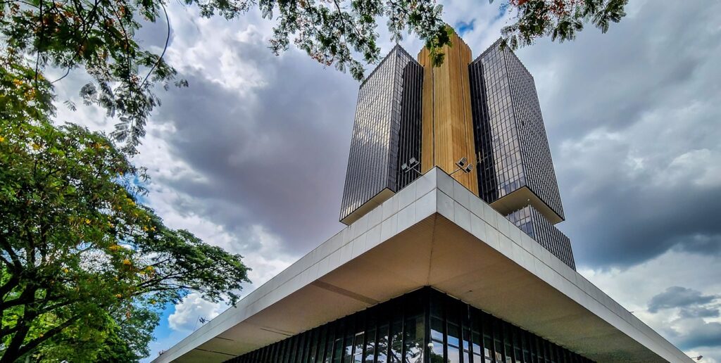 Banco Central trava Selic em 15% e adia cortes para 2026
