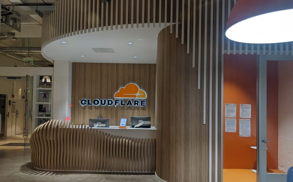 Falha da Cloudflare derruba sites e serviços por nuvem em todo o planeta