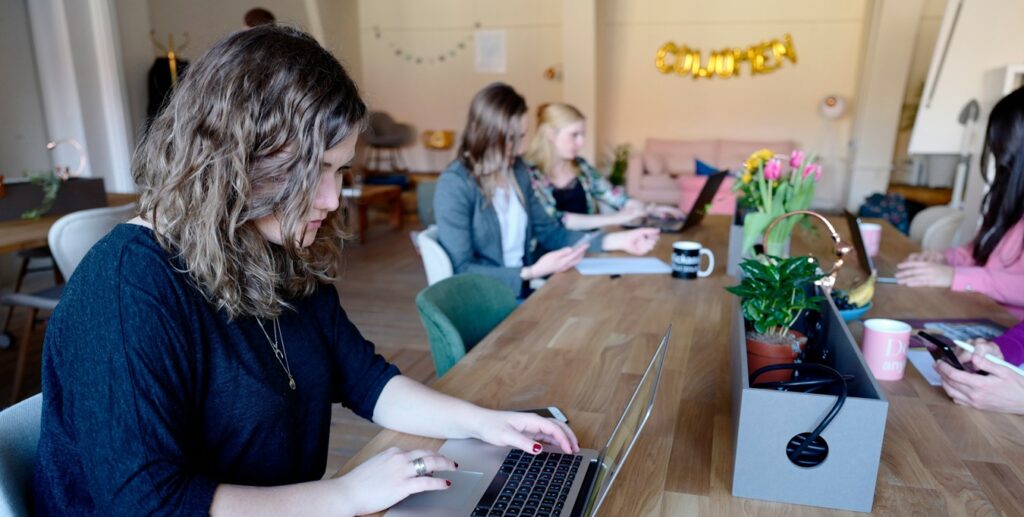 Mulheres lideram empreendedorismo no Brasil; plataforma oferece curso gratuito de marketing digital para donas de negócios