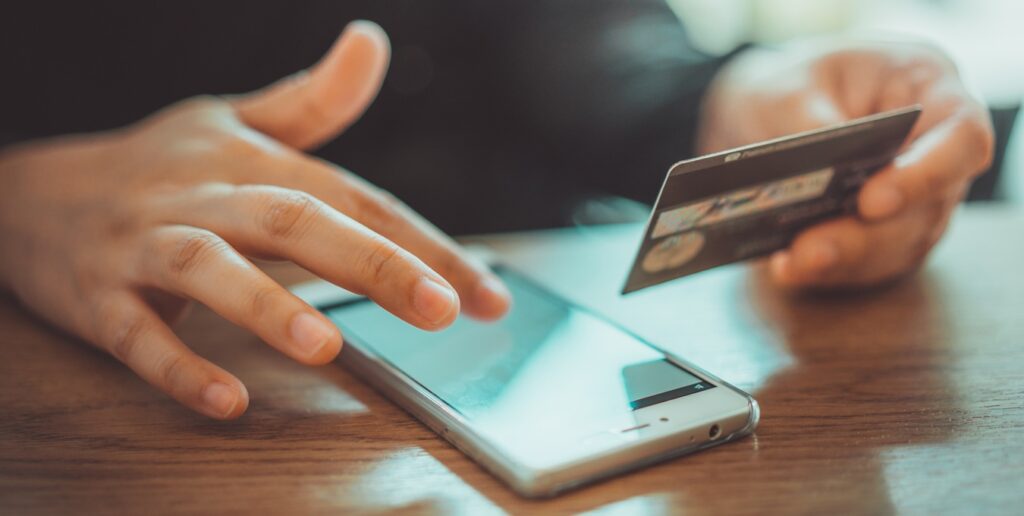 Em 10 anos, uso de aplicativo de bancos no celular passa de 15% para 90% entre os pequenos negócios