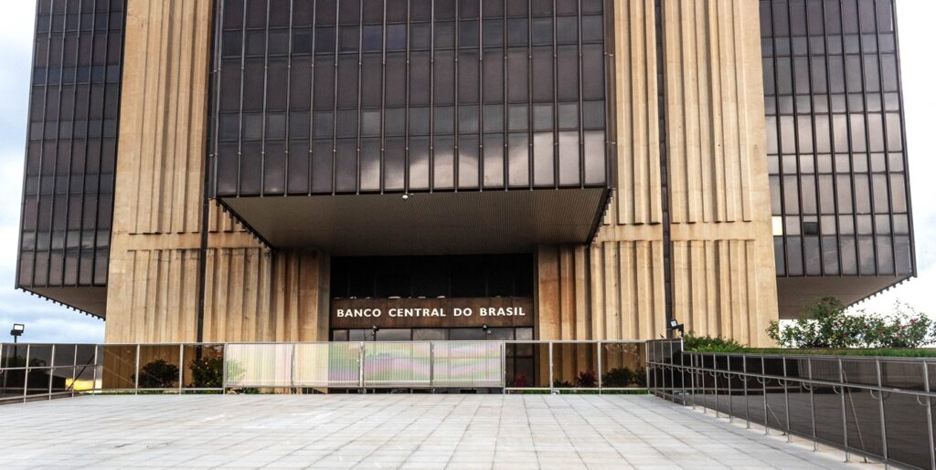 Banco Central mantém Selic em 15% e sinaliza corte de juros para março