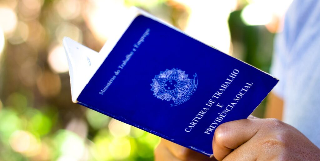 Criação de empregos formais cai 23,7% e atinge menor patamar desde 2020