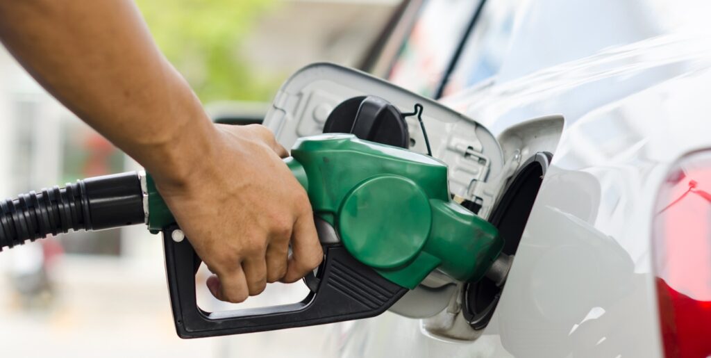 Petrobras reduz preço da gasolina em 5,2% para distribuidoras, 1ª queda em 2026