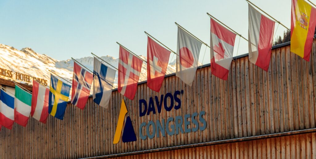 Em meio a tensões e protestos, Fórum Econômico Mundial começa com foco no diálogo