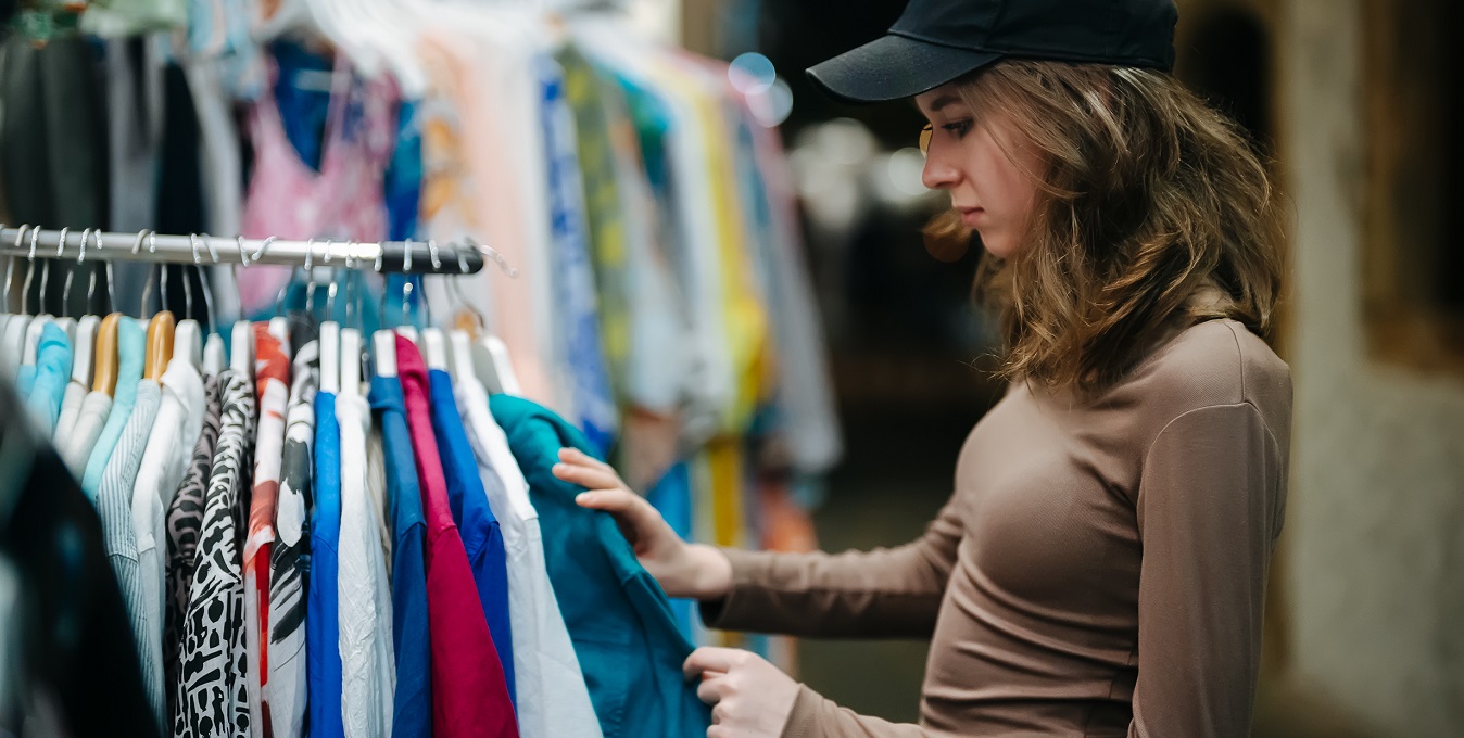 Geração Z troca fast fashion por brechós e impulsiona mercado de segunda mão