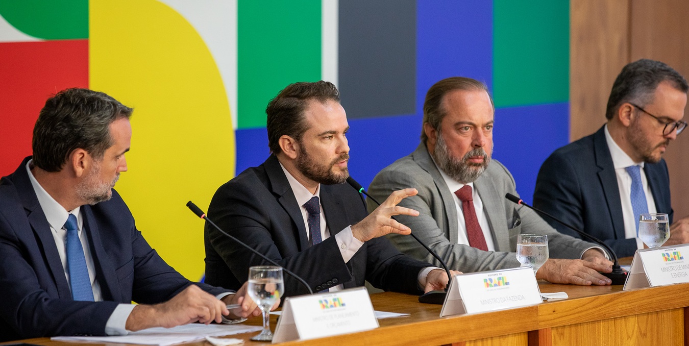 Governo anuncia pacote de R$ 30,5 bilhões para conter alta dos combustíveis