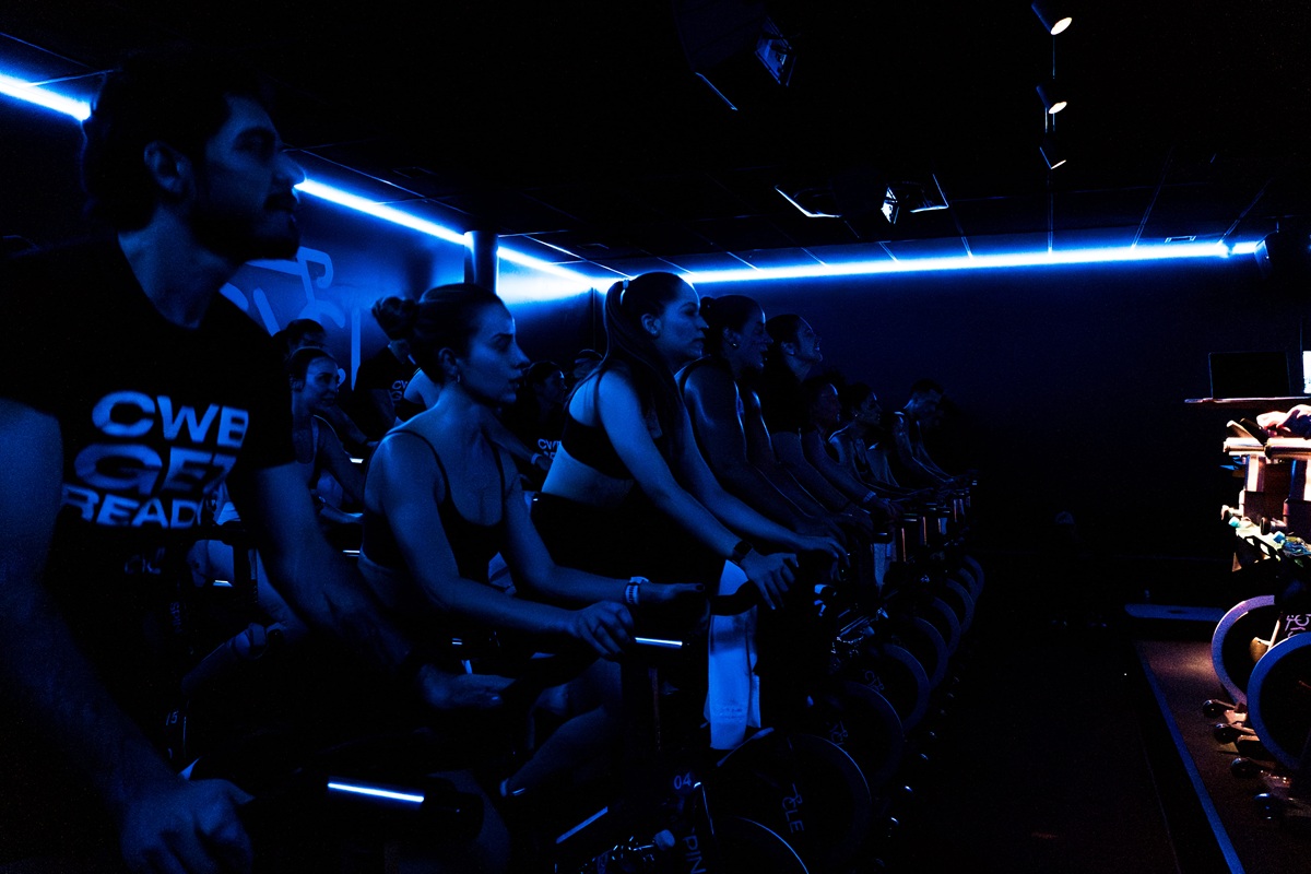 Spincycle ganha força no Brasil e transforma aulas de bike em experiência imersiva de alta performance