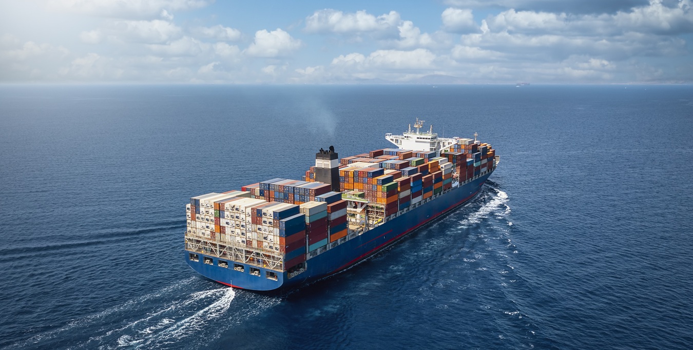 Irã reabre Estreito de Ormuz durante cessar-fogo, mas Trump mantém bloqueio naval