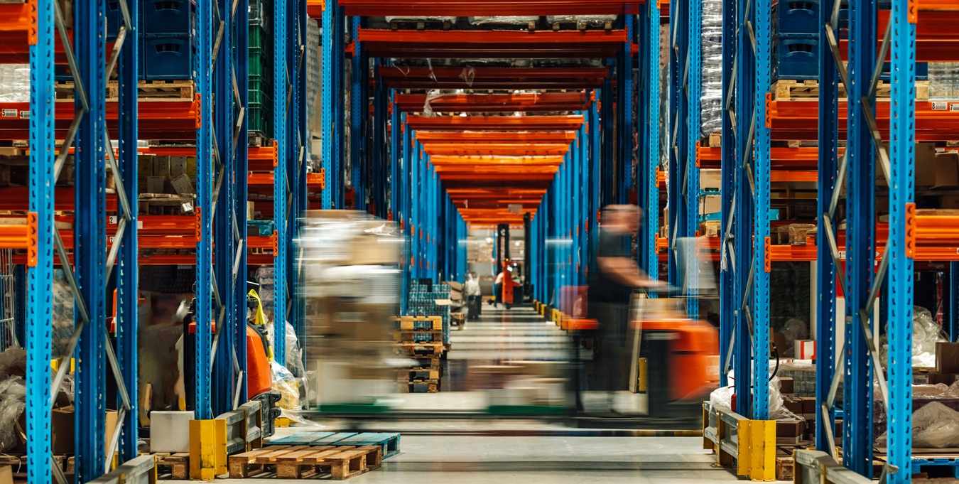 Indústria fatura 4,9% mais em fevereiro, mas acumula queda de 8,5% no bimestre