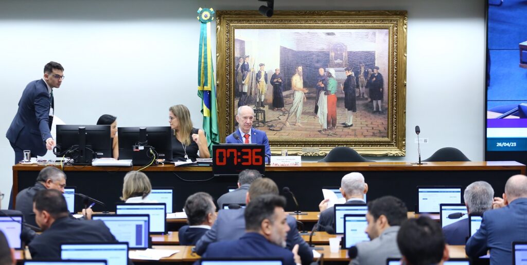 Escala 6×1: CCJ aprova admissibilidade de PECs e proposta avança na Câmara