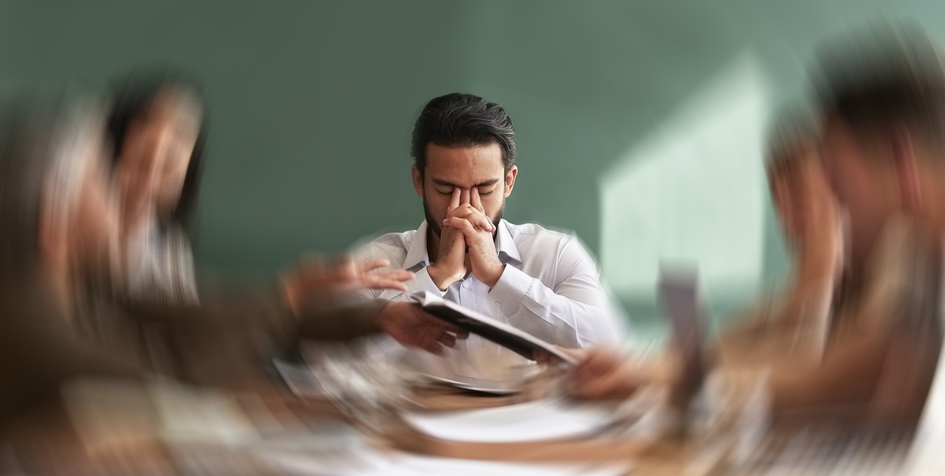 Profissionais veem 2026 com menos otimismo do que as empresas, aponta estudo
