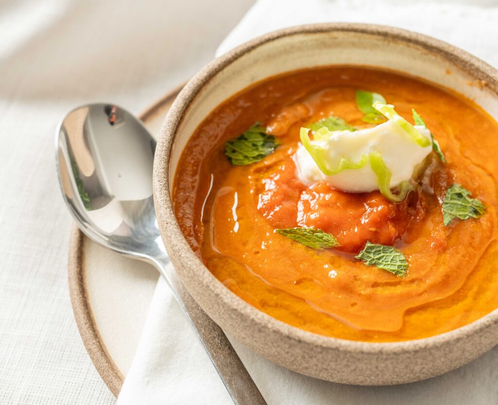 Sopa, creme e caldo: chef Manu Buffara explica as diferenças entre os preparos