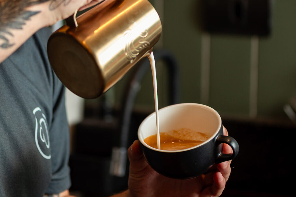 Entre o café para viagem e a experiência sensorial: tendências globais transformam o mercado de cafeterias no Brasil