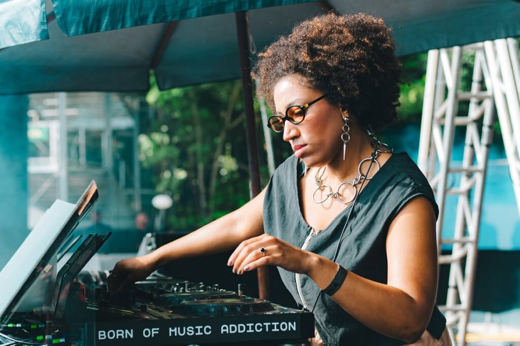 Due b2b Analu representam a nova geração da música eletrônica na Housenation Curitiba