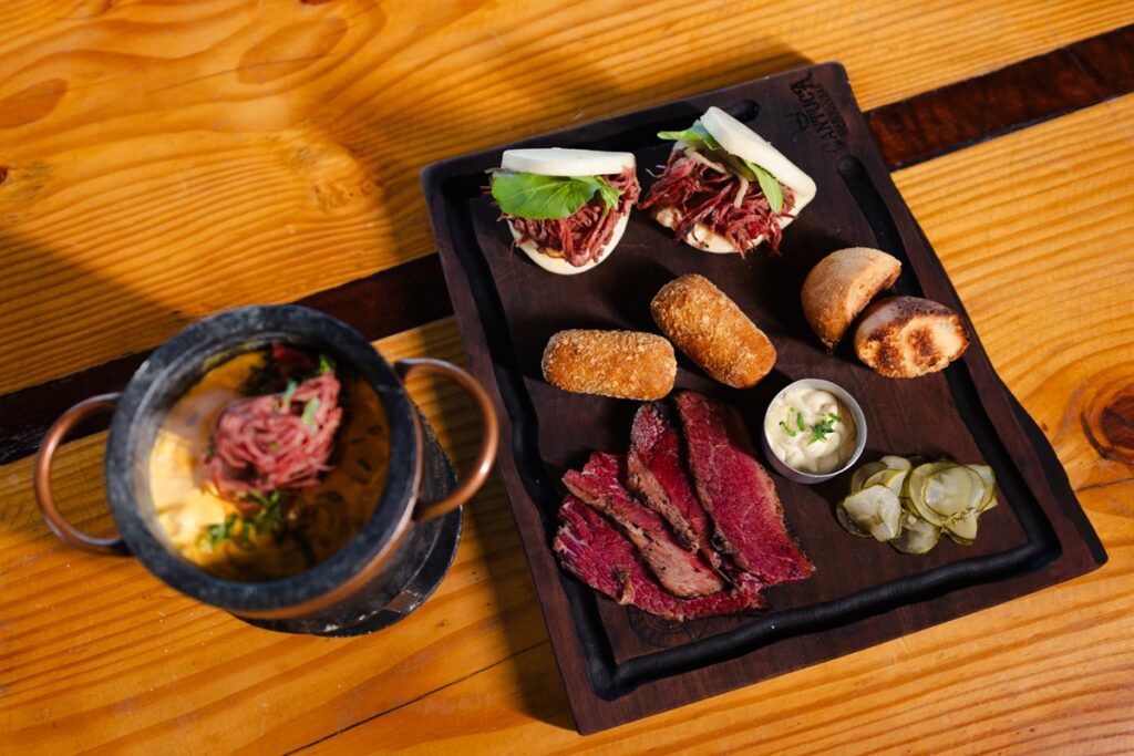 Festival do Pastrami reúne receitas artesanais todas as quartas-feiras com valor promocional em Curitiba