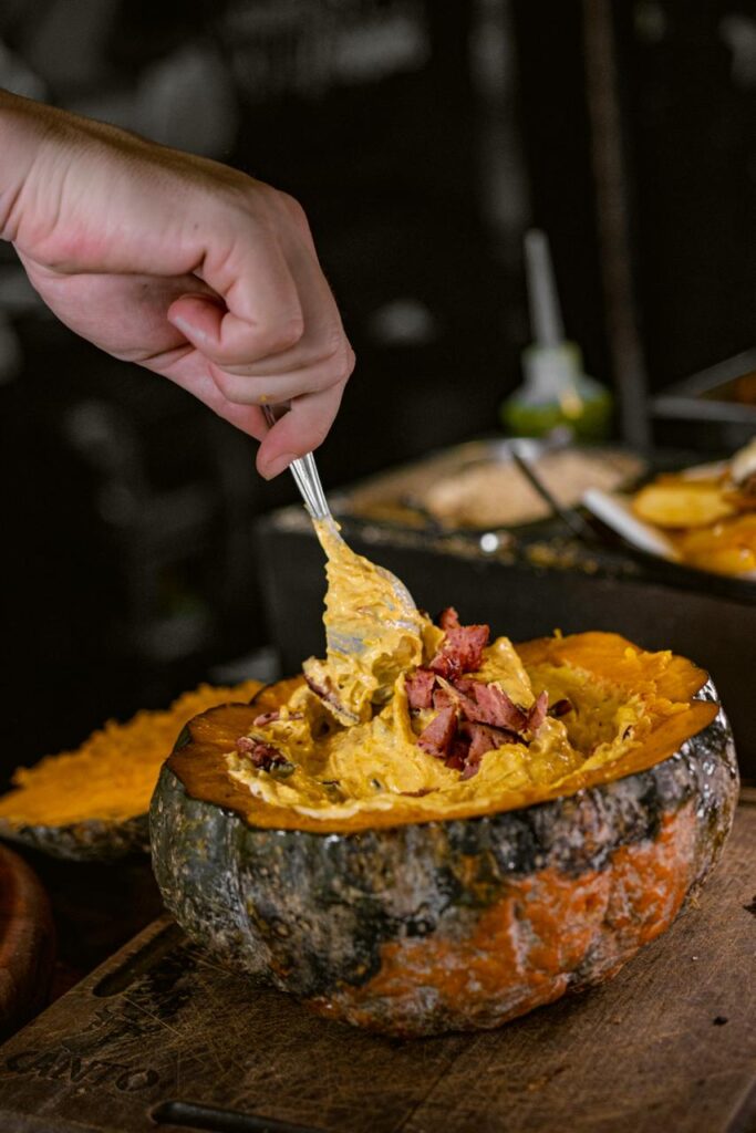 Fondue de abóbora cabotiá e risoto de costela são estrelas do cardápio de inverno em Curitiba