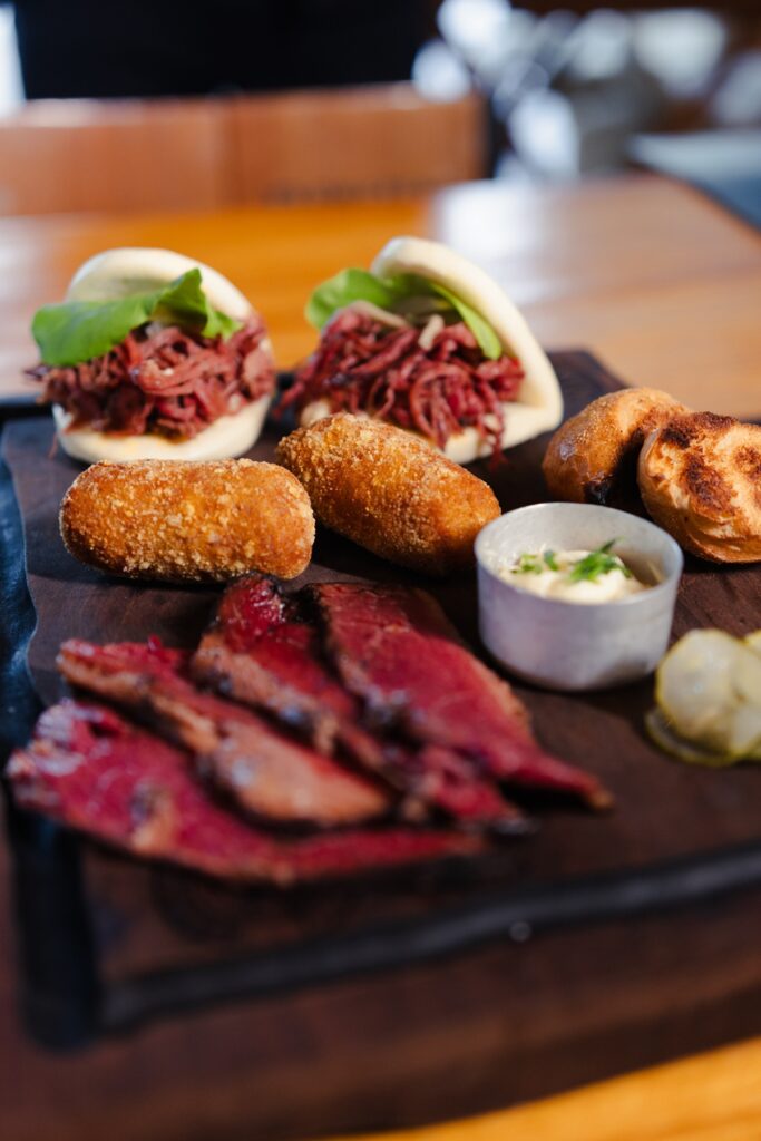 Curitiba tem quartas-feiras dedicadas ao pastrami artesanal com menu promocional