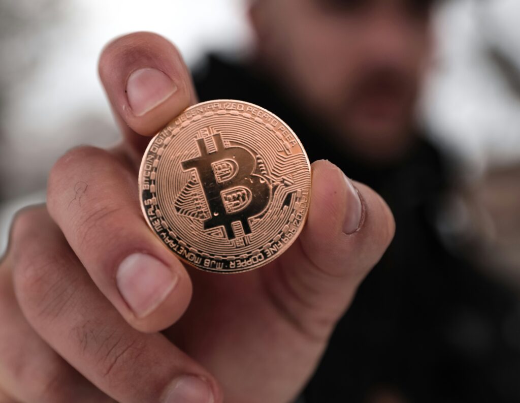 Aula gratuita ensina como começar no mercado de criptoativos com foco em economia e educação financeira