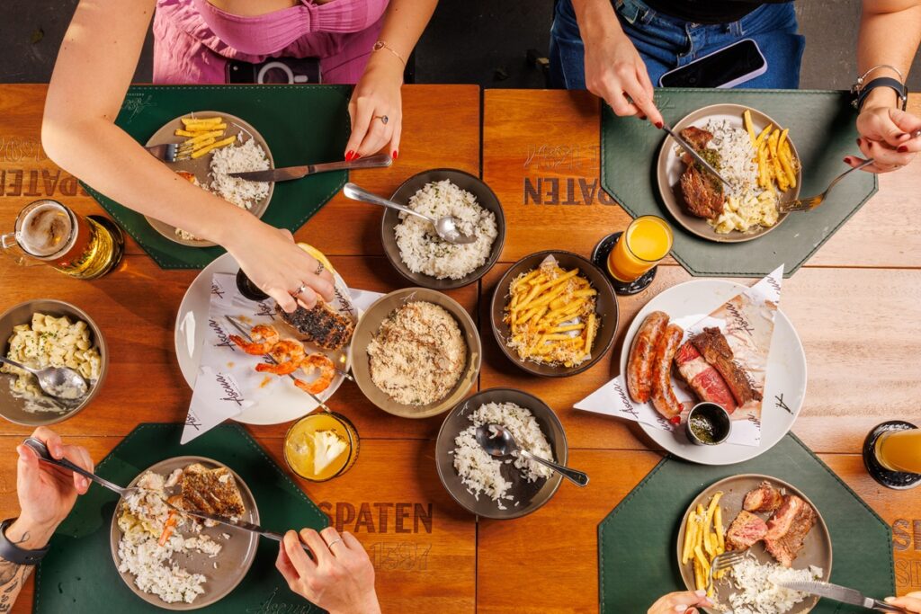 Restaurante de Curitiba aposta em parrillas para compartilhar e transforma a experiência à mesa em protagonista
